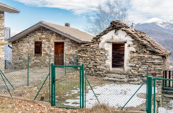 Case in pietra nel villaggio di montagna — Foto Stock