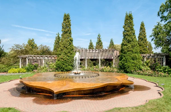 Chicago Botanic Garden, fontanna płatek Rose w różanym ogrodzie, Stany Zjednoczone Ameryki — Zdjęcie stockowe