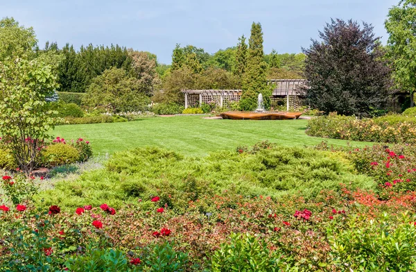 Chicago Botanic Garden, the rose garden area with Rose Petal Fountain, USA — Stock Photo, Image