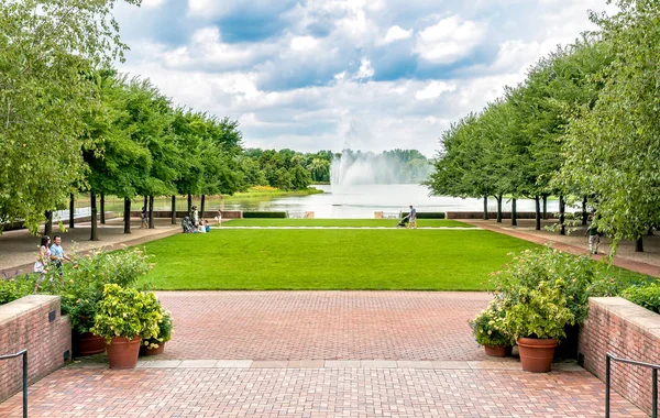 People visiting Lake with Fountain at Chicago Botanic Garden. — Stock Photo, Image