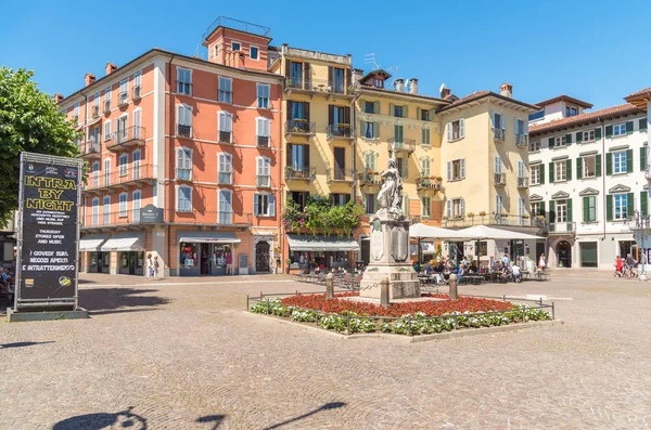 Plaza Ranzoni en el centro de Intra, a poca distancia del Lago Mayor, Italia — Foto de Stock