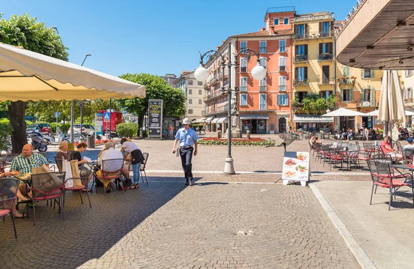 Площадь Ранцони в центре Интры, недалеко от озера Маджоре, Италия — стоковое фото