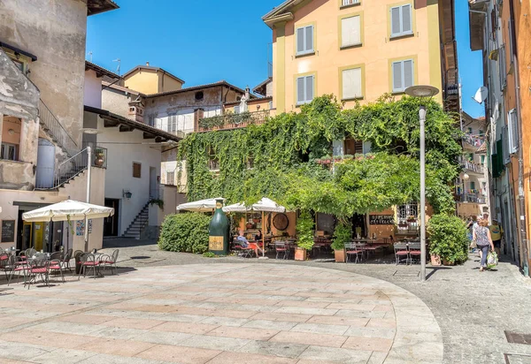 The square Castello is historic meeting place in the center of Intra, Italy — Stock Photo, Image