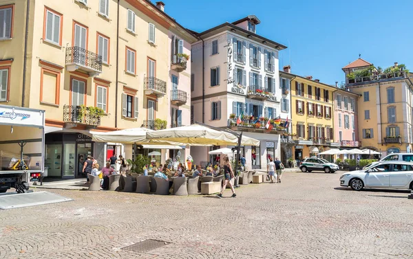 Personas disfrutando de un bar en el centro de Intra con vistas al lago Maggiore, Italia — Foto de Stock