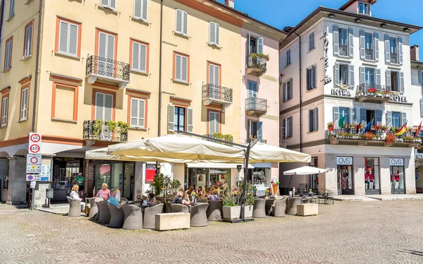 Personas disfrutando de un bar en el centro de Intra con vistas al lago Maggiore, Italia — Foto de Stock