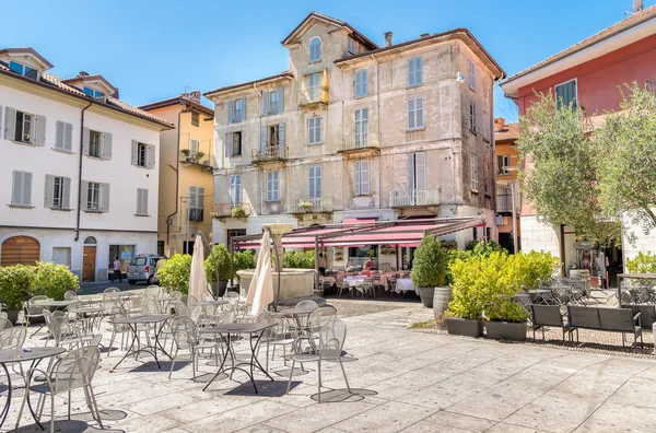 Personas disfrutando de un bar en el centro de Intra con vistas al lago Maggiore, Italia — Foto de Stock