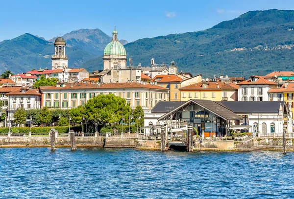 Vy av Intra-Verbania från sjön Maggiore, Italien — Stockfoto