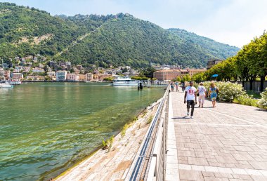 Como, İtalya Merkezi'nde göl üzerinde yürüyen turist gezi