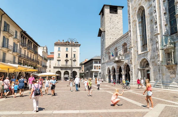 Piazza Duomo z barów i restauracji w zabytkowym centrum Como, Włochy — Zdjęcie stockowe