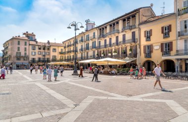 Barlar ve restoranlar Como, İtalya'nın tarihi merkezinde Piazza Duomo