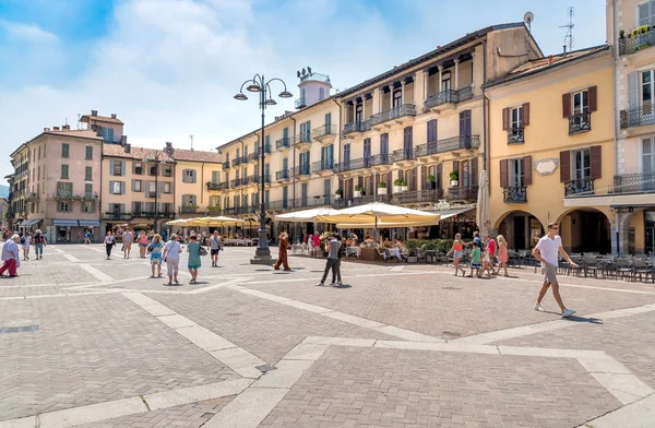 Piazza Duomo con bares y restaurantes en el centro histórico de Como, Italia — Foto de Stock