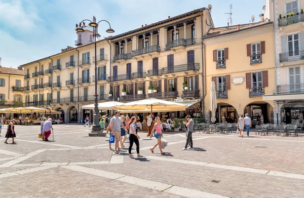 Piazza Duomo con bares y restaurantes en el centro histórico de Como, Italia — Foto de Stock