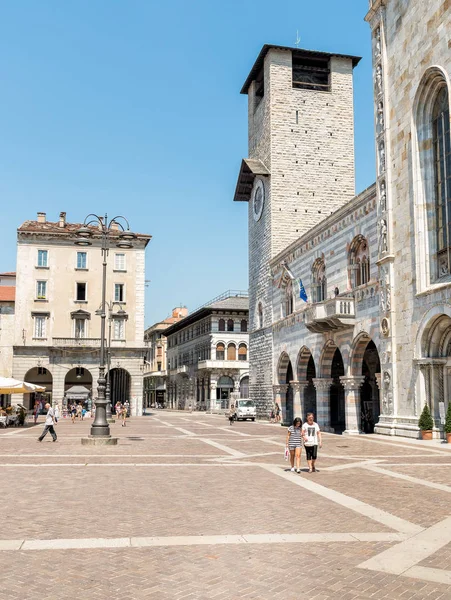 Piazza Duomo con bar e ristoranti nel centro storico di Como — Foto Stock