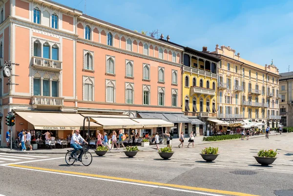 La plaza Cavour en el centro de Como, Italia — Foto de Stock