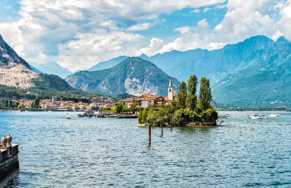 Landskapet i lake Maggiore med fiskarna ön, Italien — Stockfoto