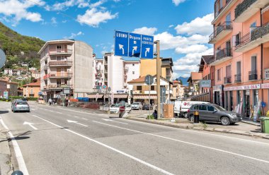 Sokak yol ile Ponte Tresa Merkezi içinde işaretleri, kentsel sahne, İtalya