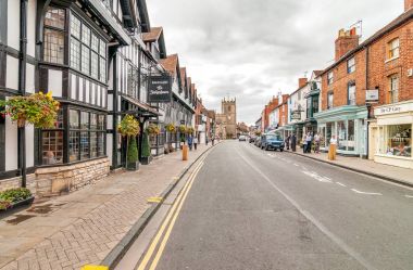 Mercure Shakespeare Hotel ve dükkanlar Stratford-upon-Avon tarihi şehir Chapel sokak. 
