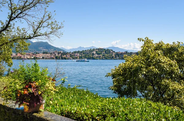 Vista del Lago Mayor desde la isla Madre, Italia — Foto de Stock