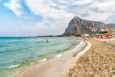 Turistler Akdeniz sahilinde ünlü San Vito Lo Capo, İtalya tadını çıkarın.