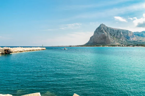 Paysage de la mer Méditerranée avec Monte Monaco en arrière-plan, San Vito Lo Capo, Italie — Photo