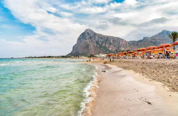 Les touristes profitent de la mer Méditerranée dans la célèbre plage de San Vito Lo Capo, Italie — Photo