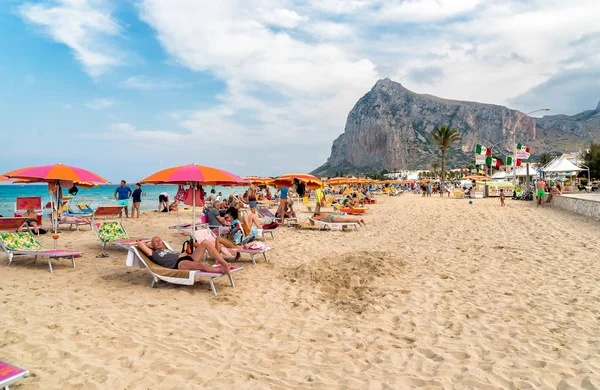 Turistas desfrutar de mar mediterrâneo na famosa praia de San Vito Lo Capo, Itália — Fotografia de Stock