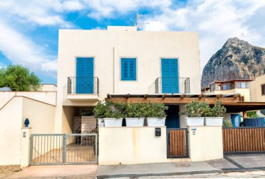 San Vito Lo Capo kapı ve mavi pencere ile tipik ev