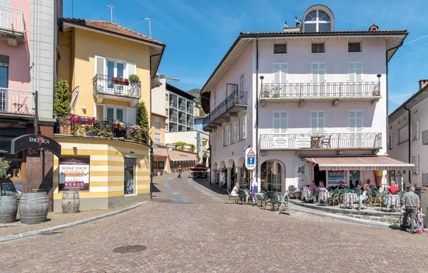 Eople disfrutando de Street Restaurant en el famoso paseo marítimo del lago en Ascona . — Foto de Stock