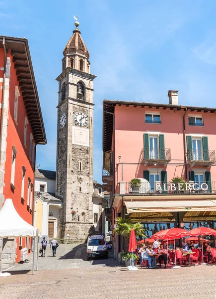 Restaurante de calle con la iglesia en el fondo en el casco antiguo de Ascona . — Foto de Stock