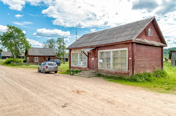 De winkel in een oud houten huis op de weg van Russische dorp — Stockfoto