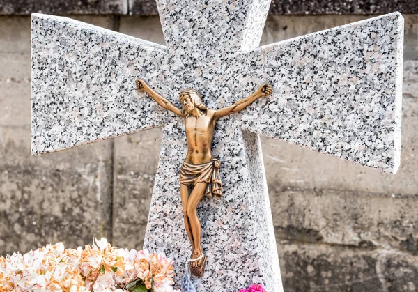 Socha Ježíše Krista na mramoru kříž — Stock fotografie