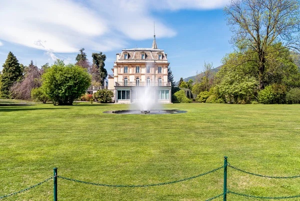 Villa Taranto with a fountain in front, located on the shore of Lake Maggiore in Pallanza, Italy. — Stock Photo, Image