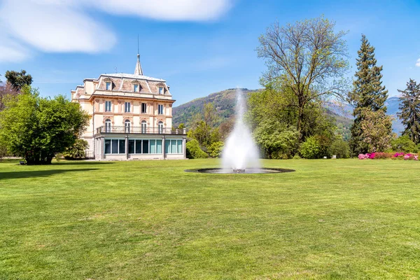 Villa Taranto com uma fonte em frente, localizado na margem do Lago Maggiore em Pallanza, Itália . — Fotografia de Stock