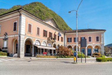 Ana cadde şehir merkezinde Laveno Mombello, İtalya
