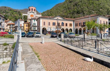Ana cadde şehir merkezinde Laveno Mombello, İtalya
