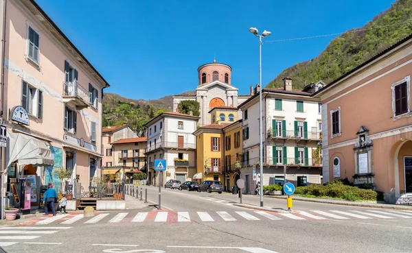 La calle principal del centro de la ciudad Laveno Mombello, Italia — Foto de Stock