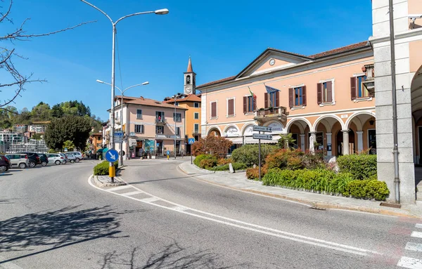 La calle principal del centro de la ciudad Laveno Mombello, Italia — Foto de Stock