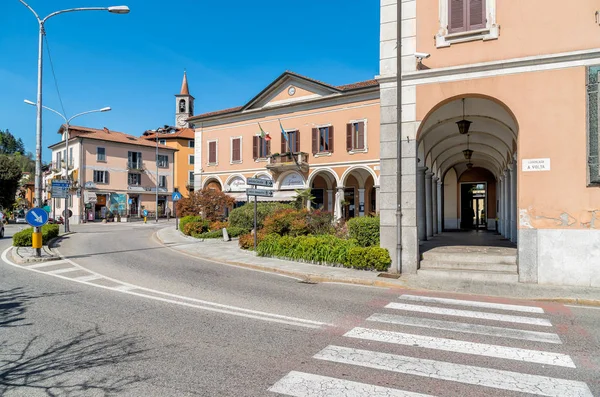 Hlavní ulice v centru města Laveno Mombello, Itálie — Stock fotografie