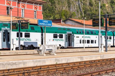Laveno Mombello'daki Varese eyaletinde, İtalya istasyonunda tren