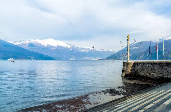 Paysage automnal du lac Majeur et des montagnes suisses — Photo