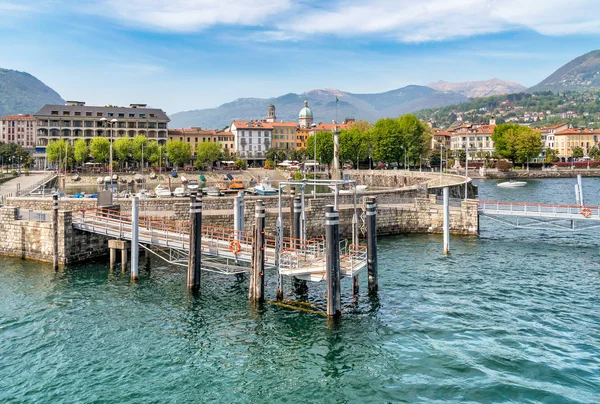 Uvnitř přístavu, je malé městečko na jezeře Maggiore — Stock fotografie