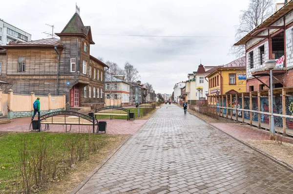 Piéton Chumbarova-Luchinskogo Avenue, un musée en plein air à Arkhangelsk . — Photo