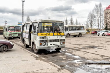 Halk otobüsü durağında Arkhangelsk de bir yol.