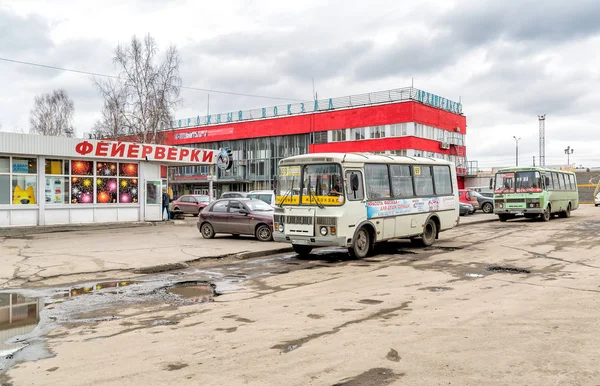 Bus public à l'arrêt de la gare centrale d'Arkhangelsk . — Photo