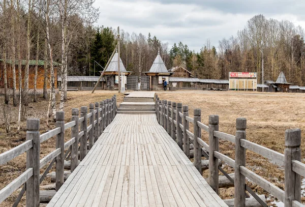 Wooden bridge toward the Museum of Wooden Architecture and folk art Malye Korely, Russia. — Stock Photo, Image
