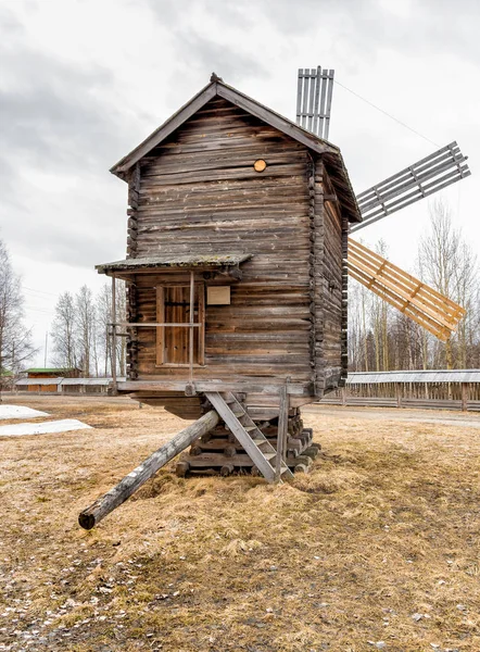 Starý dřevěný větrný mlýn. — Stock fotografie