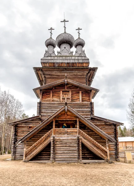 Gammal trä kyrkan i museet av träarkitektur och folkkonst Malye Korely — Stockfoto