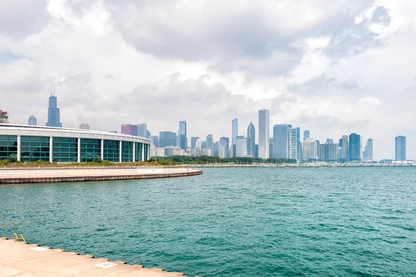 Chicago Shedd Aquarium s mrakodrapy a Michiganské jezero — Stock fotografie