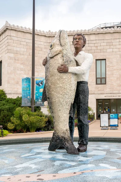 Statua Uomo con Pesce situata fuori dall'Acquario Chicagos Shedd — Foto Stock