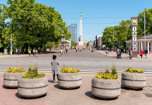 Площадь Свободы с памятником Свободы расположена в столице Риги . — стоковое фото
